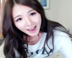 【ライブチャット動画】スタイルが完璧過ぎる韓国女性のライブ配信…ピンピンに勃起した乳首と透け下着がエロ過ぎるｗｗ